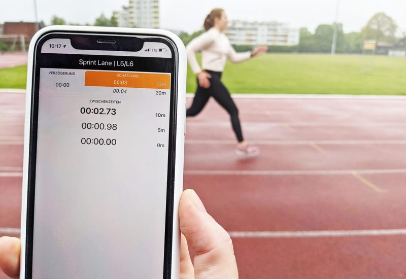 Smart Run Livestream Timing Screen with Runner in the Background 1
